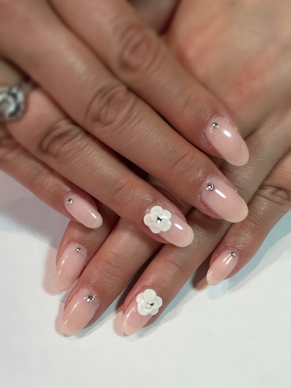 カメリア・コサージュ風ネイル。