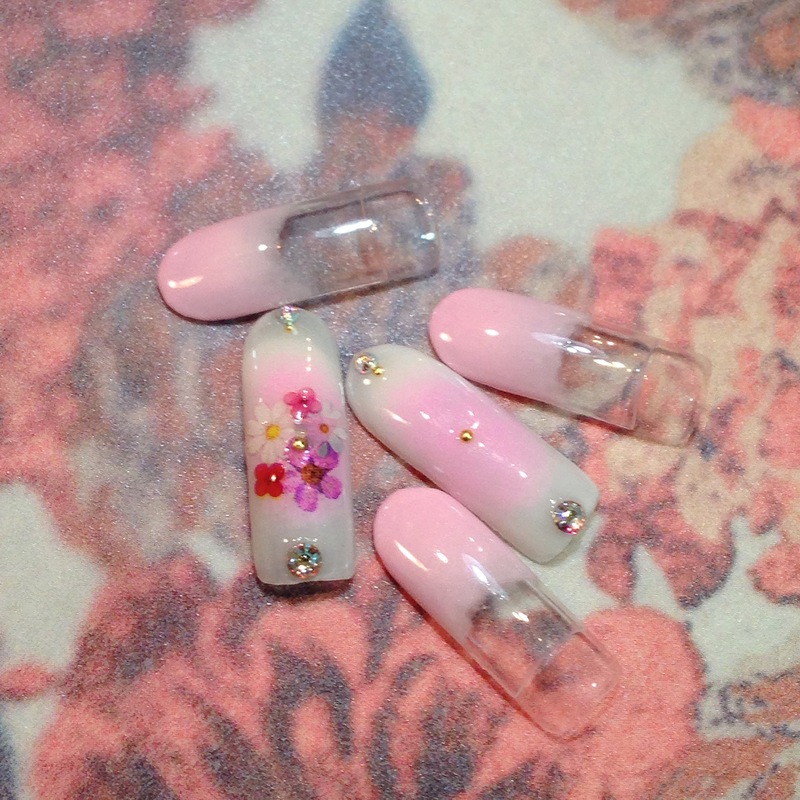 押し花風×ピンクチークネイル。