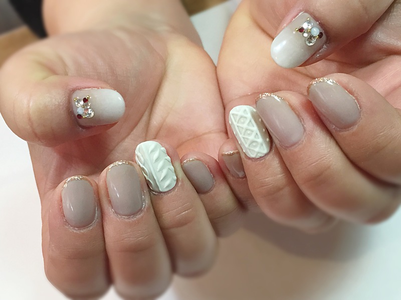 グレージュ×ホワイト×ニットネイル。