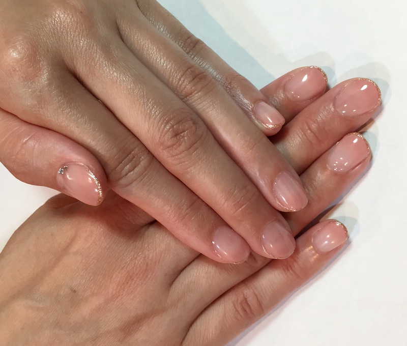 オレンジピンクのグラデネイル。