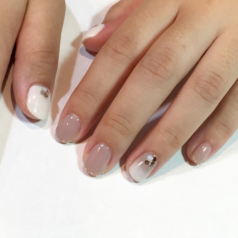 グレージュ×ホワイト。