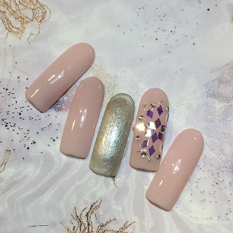 ダイヤホロ×雪の結晶ネイル。