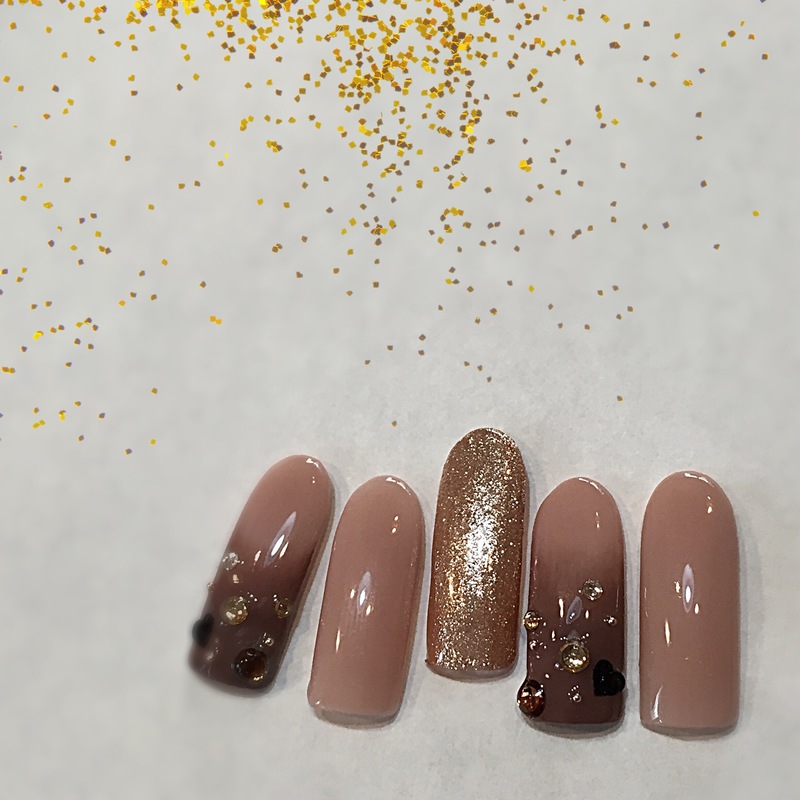 ココアブラウン・グラデーションネイル×ビジュー。