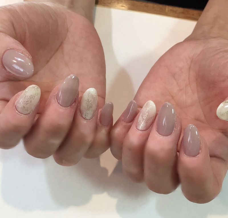 上品ベージュのマーブル柄ネイル。