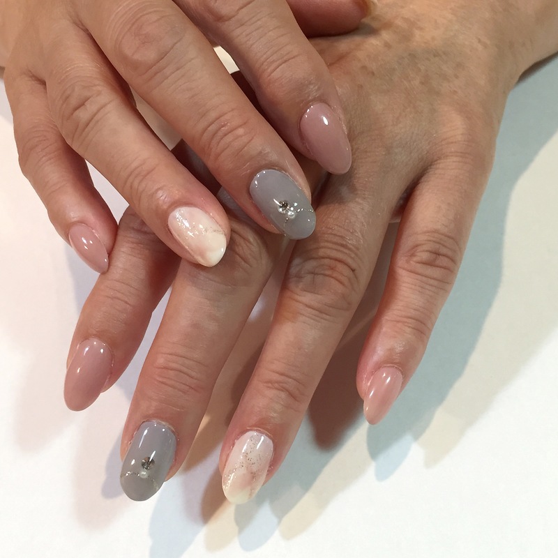 上品カラーのマーブル柄ネイル。