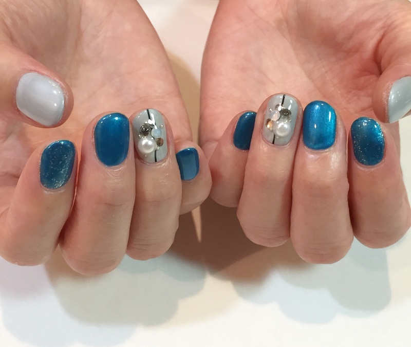 メタリックグリーン×ワンポイントネイル。