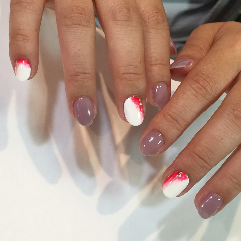 シアーグレーパープル×挿し色レッドネイル。