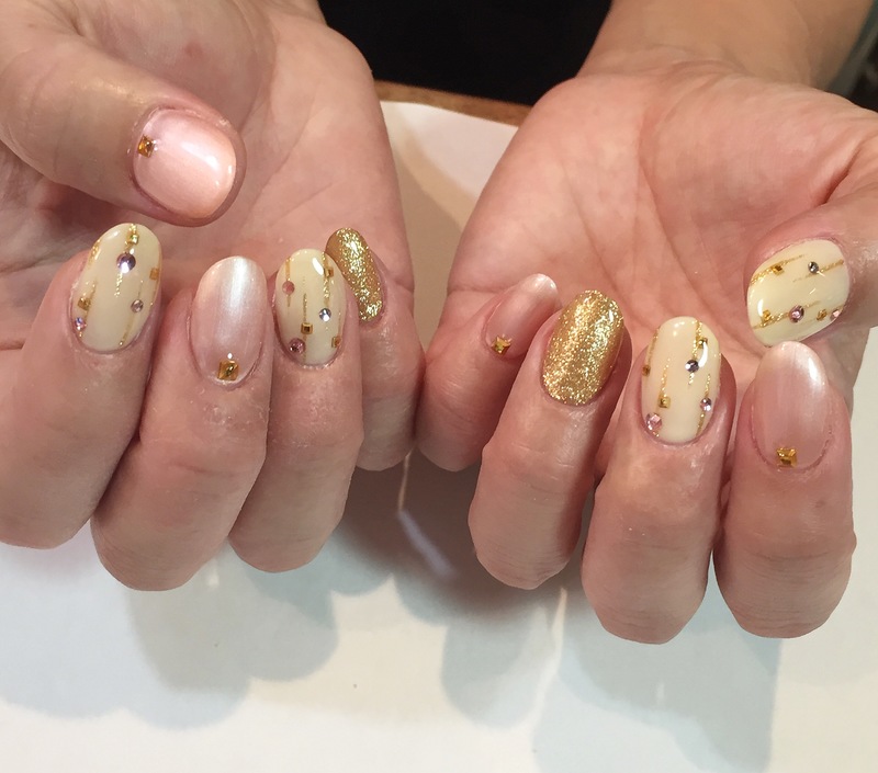 ストライプ×散りばめビジューネイル。