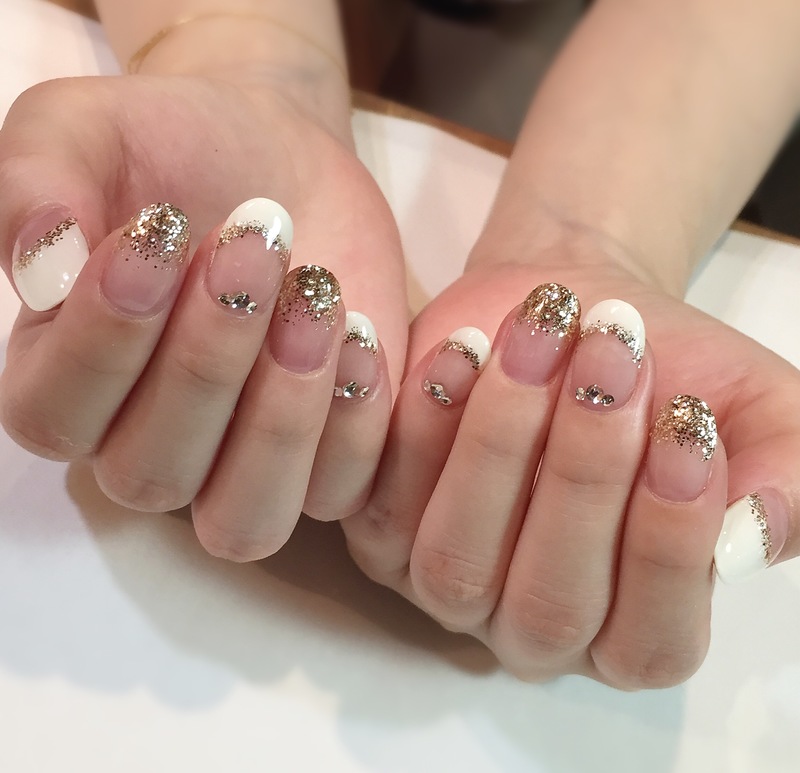 フレンチ×シャンパングリッターネイル。