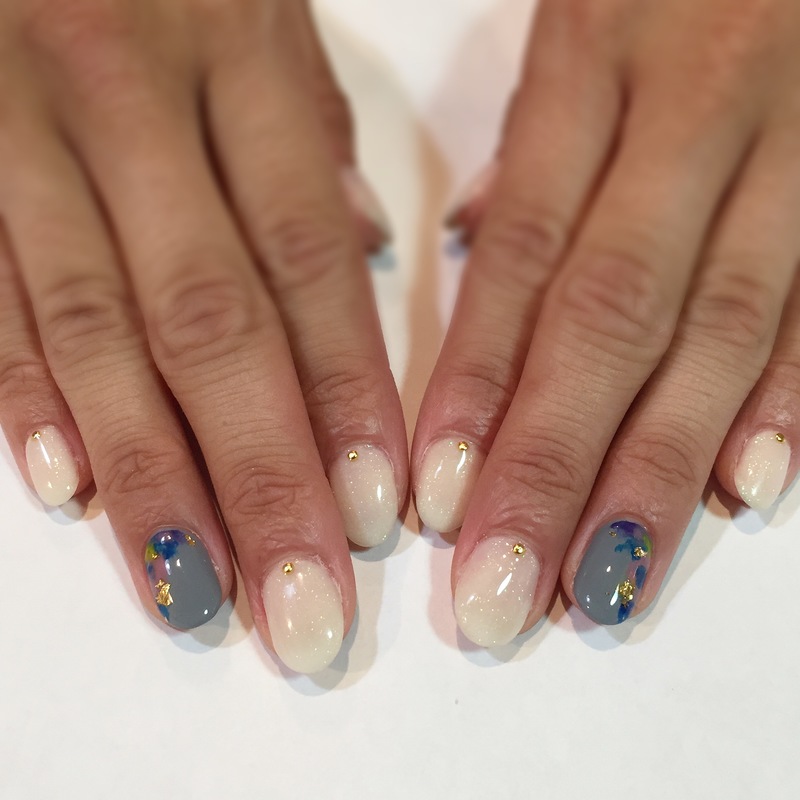 ワンポイント・グレーネイル。