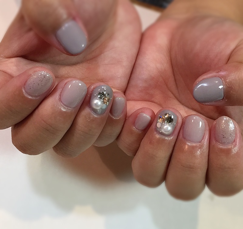 ニュアンスグレー×ワンポイントネイル。