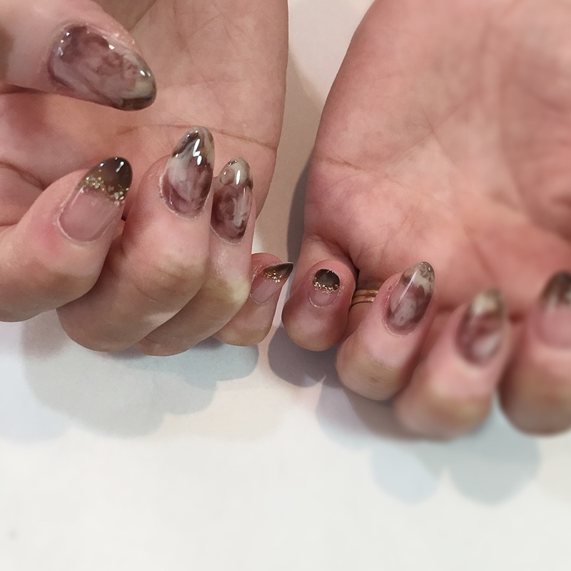 シースルーブラウン×夏ネイル。