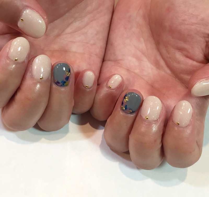 ワンポイント・グレーネイル。