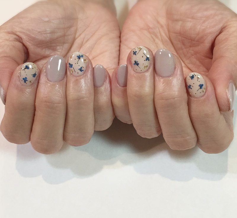 グレージュ×ブルー・ドライフラワーネイル。