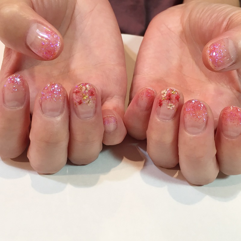 グリッター×ドライフラワーネイル。