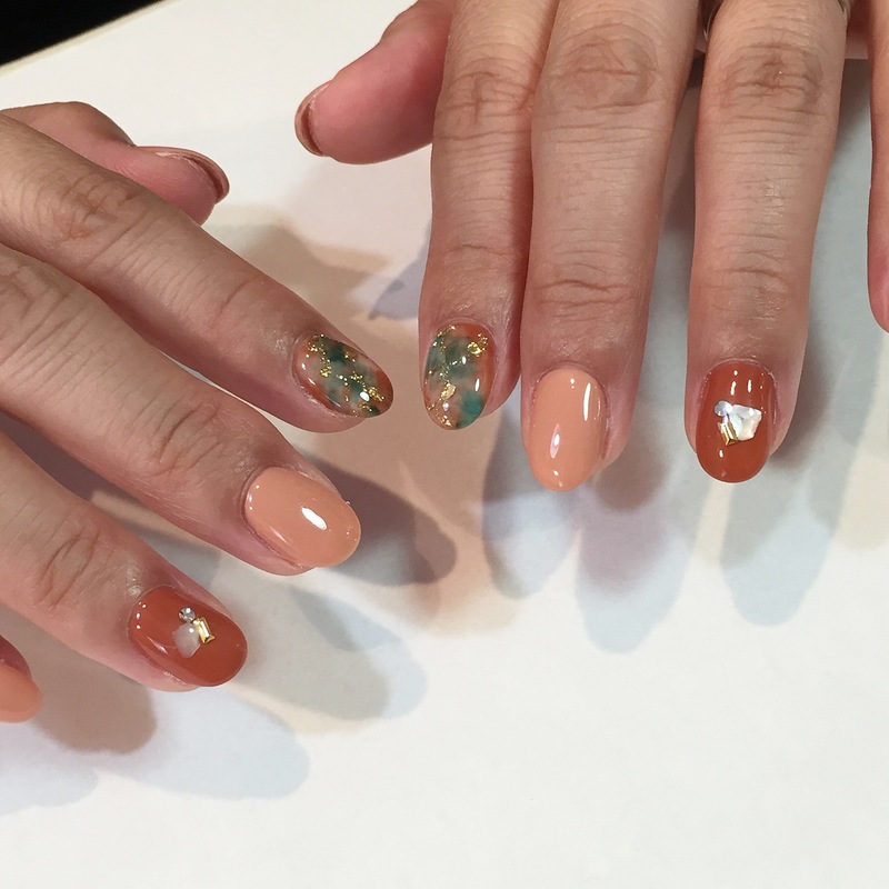 テラコッタカラー×ニュアンスネイル。