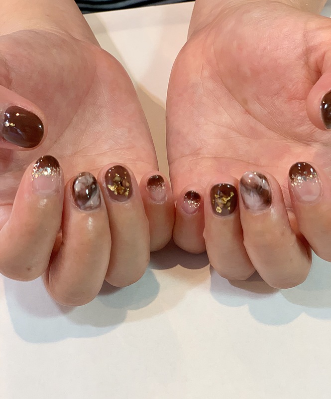 シースルーブラウンネイル。