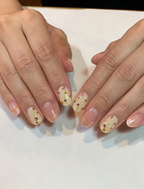 ストライプ×散りばめビジューネイル。