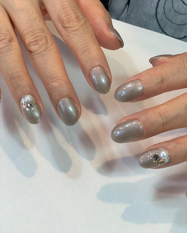 グレージュ×ワンポイントネイル。