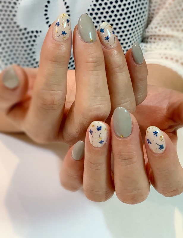 シアーグレー×ブルー・ドライフラワーネイル。