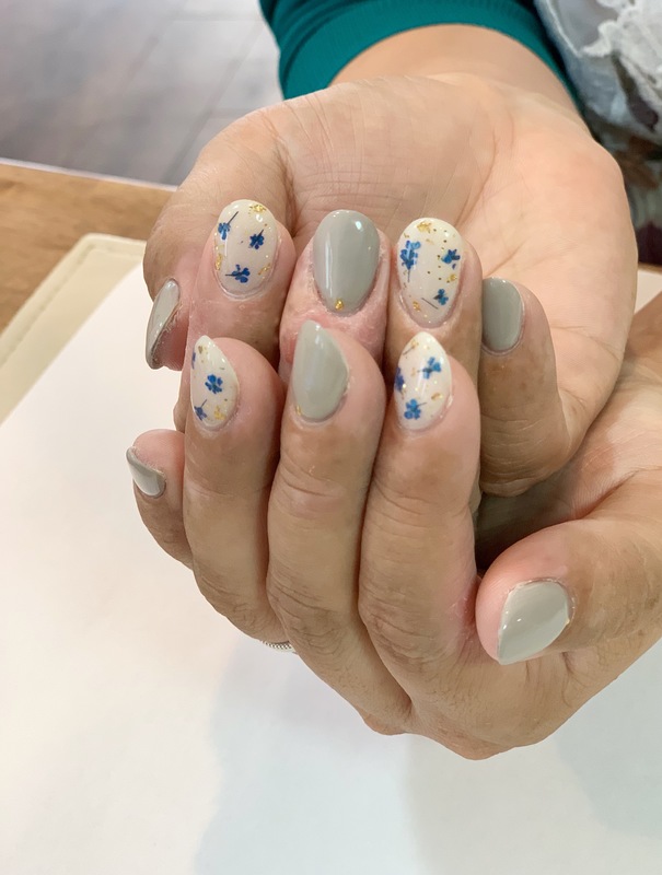 シアーグレー×ブルー・ドライフラワーネイル。