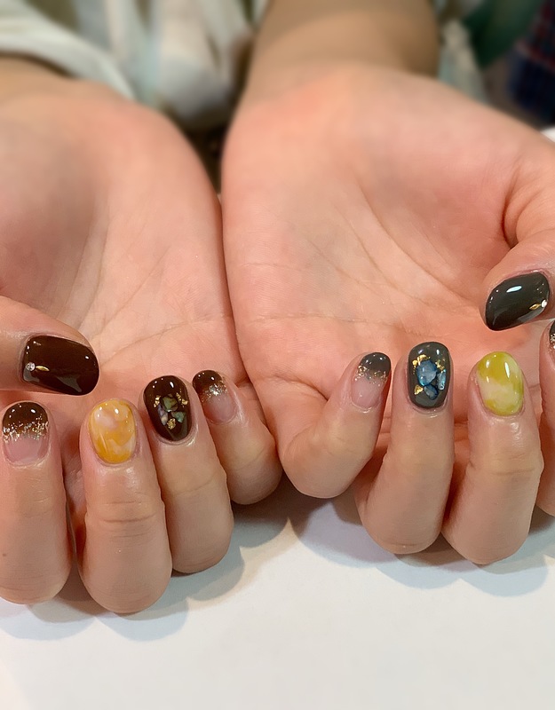 色違い ニュアンスネイル。