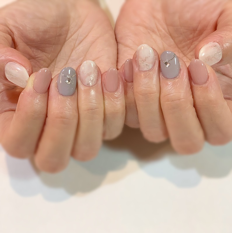 上品カラーのマーブル柄ネイル。