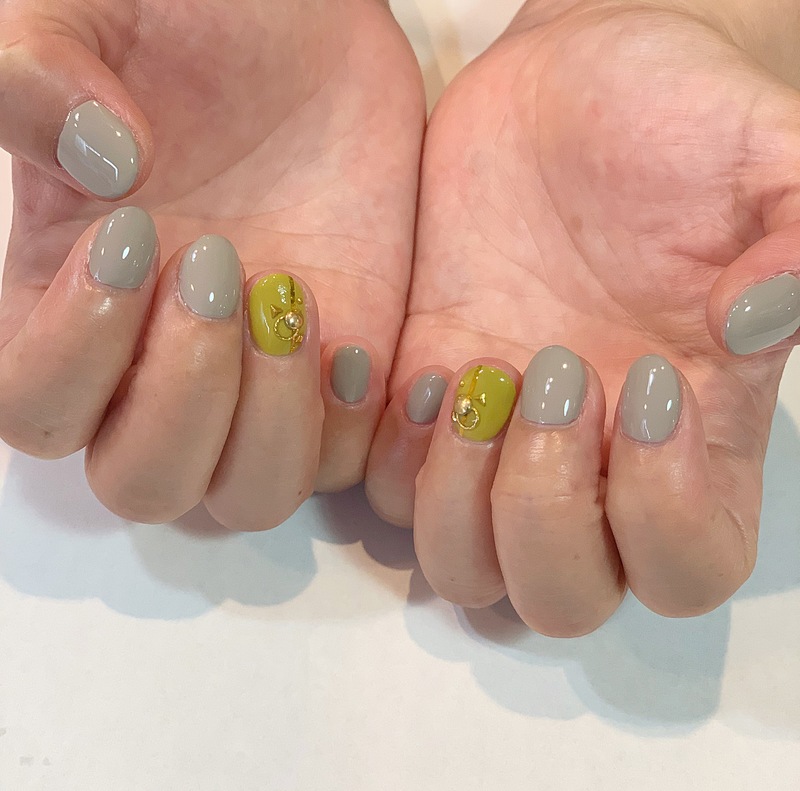 カラシ色のワンポイントネイル。