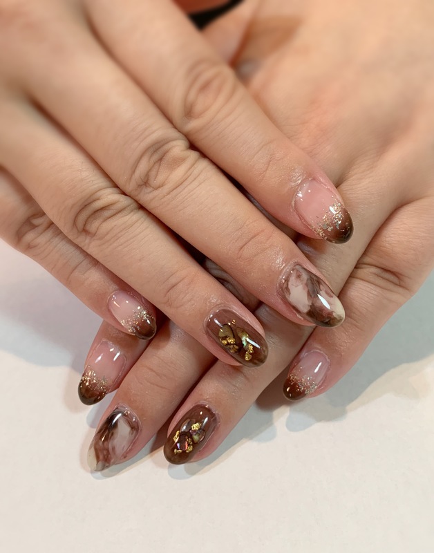 シースルーブラウンネイル。