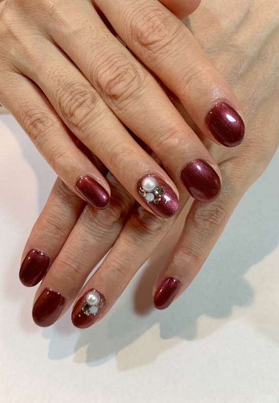 くすみレッド×ワンポイントネイル。