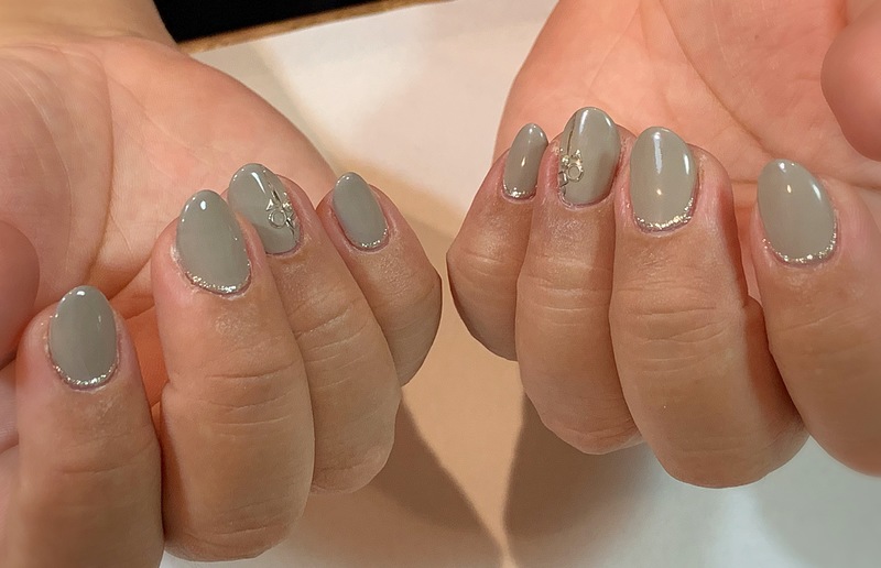 グレージュ×ワンポイントネイル。