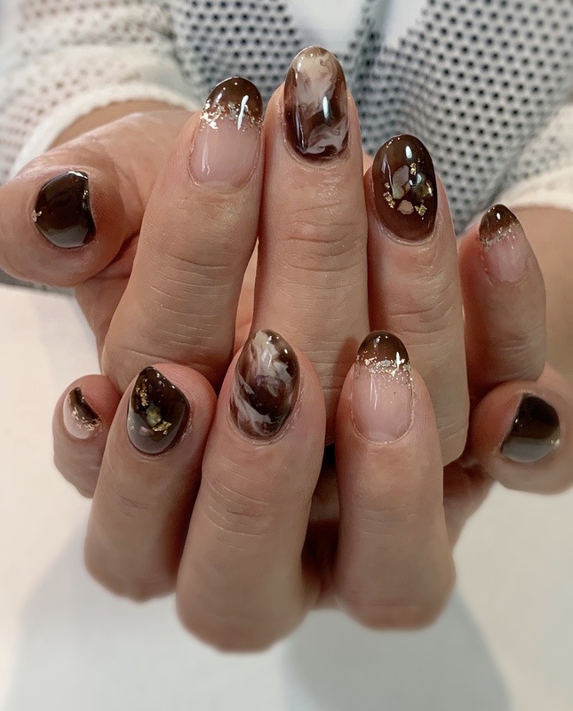 シースルーブラウンネイル。