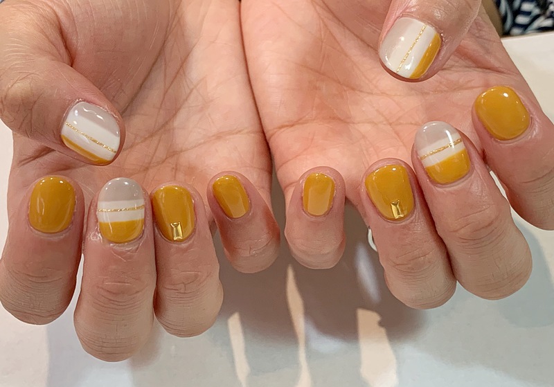 くすみイエロー×グレージュ　ボーダー柄ネイル。