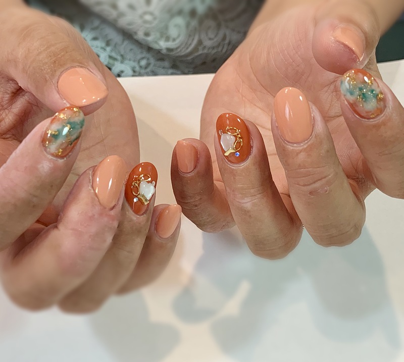 テラコッタカラー×ニュアンスネイル。