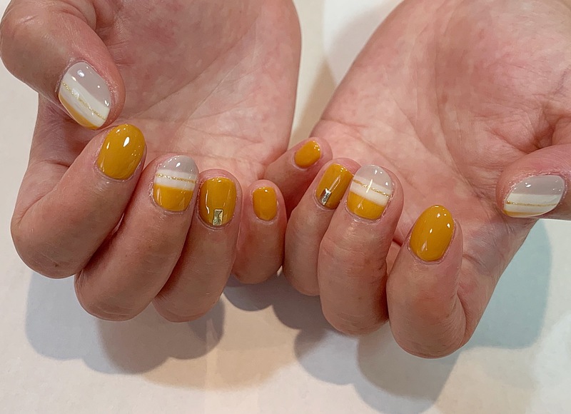 くすみイエロー×グレージュ　ボーダー柄ネイル。