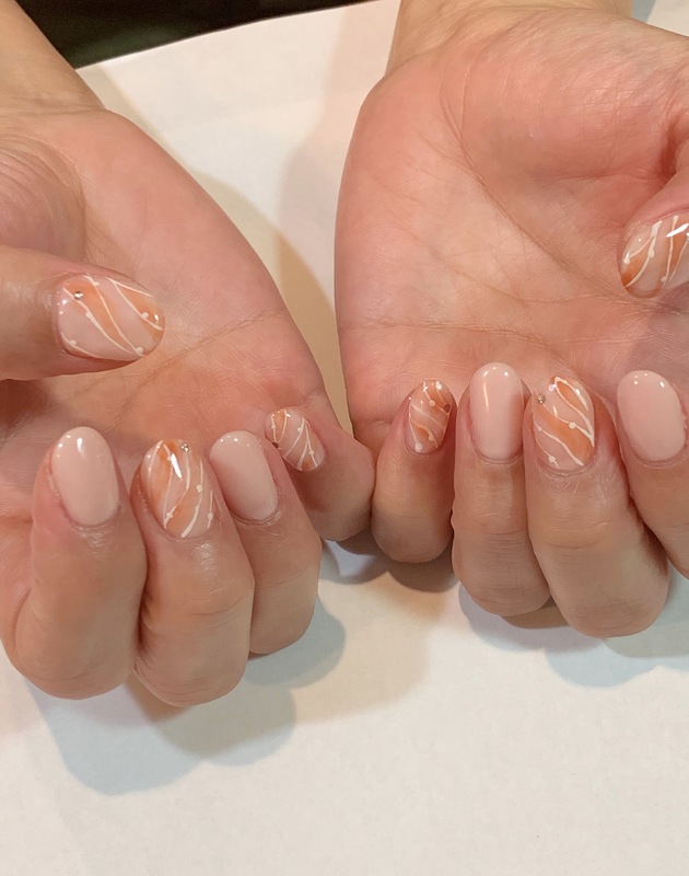 ナチュラル大人ニュアンスネイル。