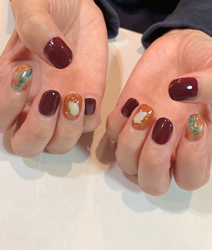 テラコッタカラー×ニュアンスネイル。