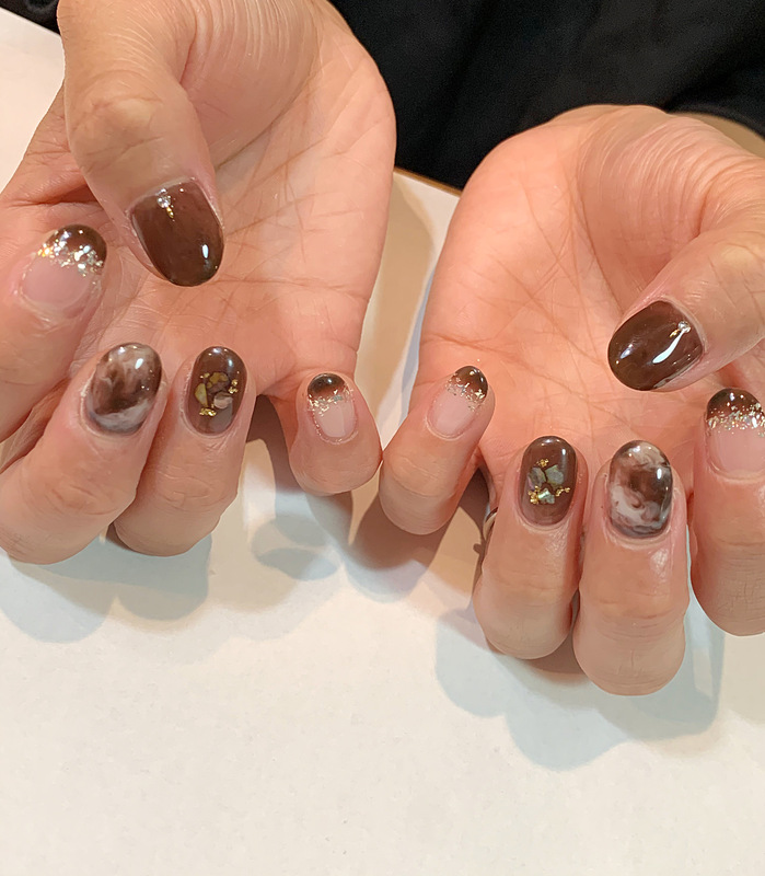 シースルーブラウンネイル。