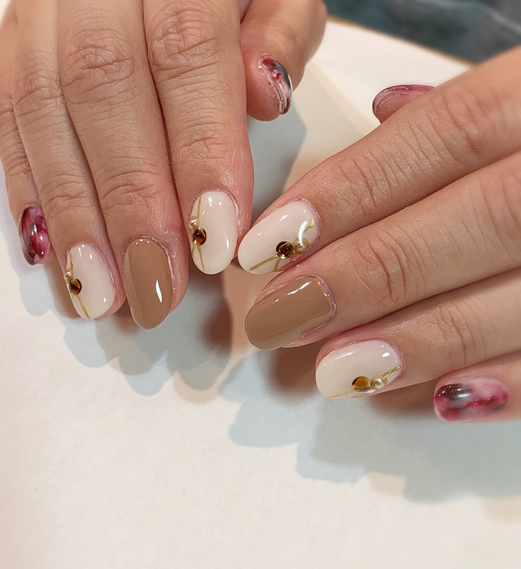 ボルドー×ホワイト べっ甲柄風ネイル。