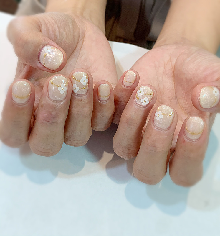 シアーラメベージュ×ホロフラワーネイル。