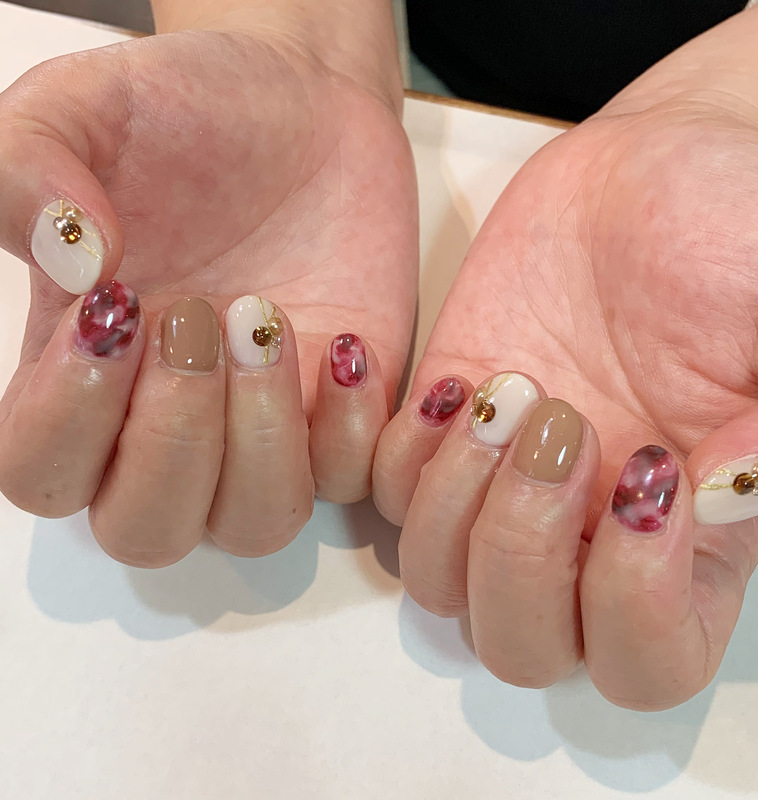 ボルドー×ホワイト べっ甲柄風ネイル。