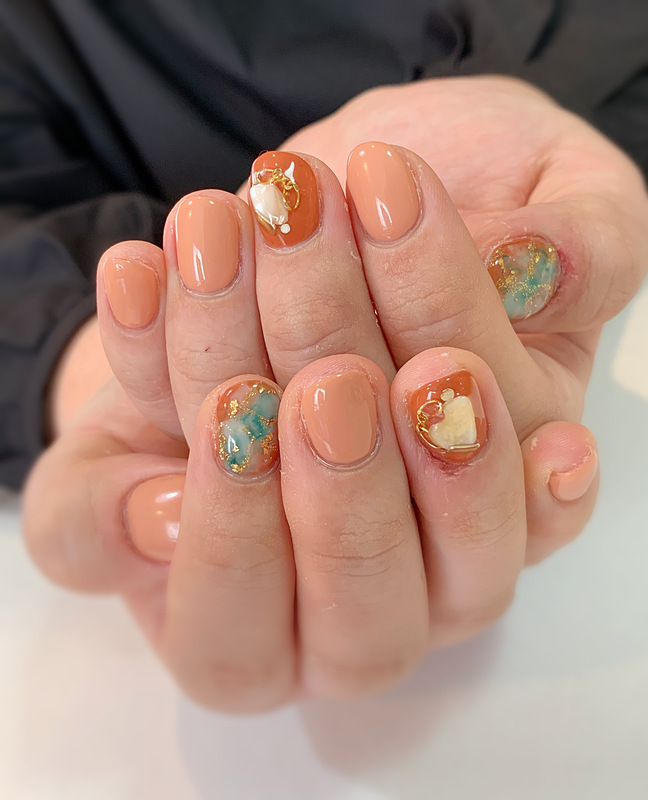 テラコッタカラー×ニュアンスネイル。