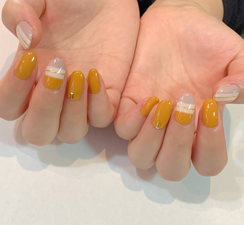 くすみイエロー×グレージュ　ボーダー柄ネイル。