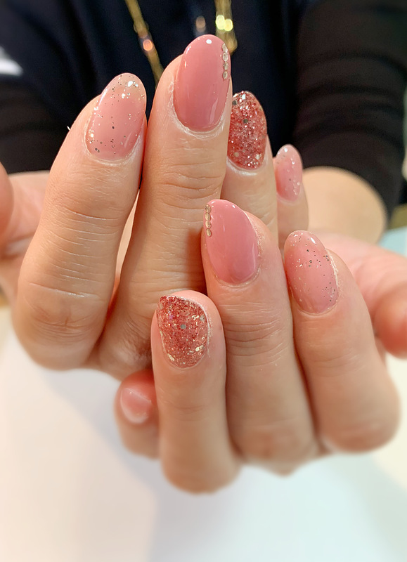 くすみピンク×グリッターネイル。