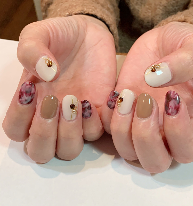 ボルドー×ホワイト べっ甲柄風ネイル。