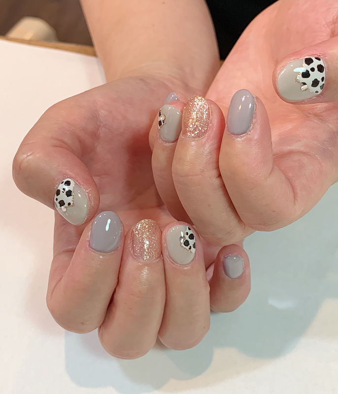 ニュアンスグレー×ダルメシアン柄。