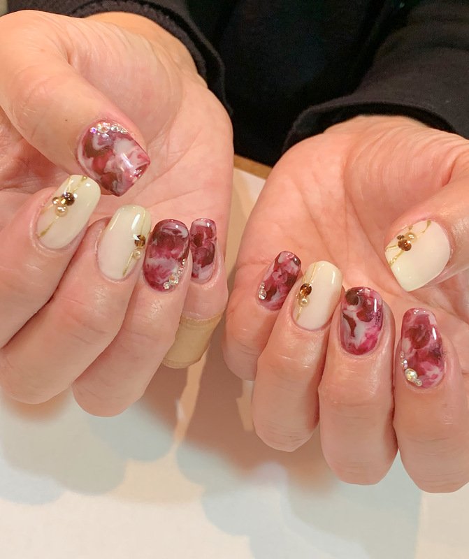 ボルドー×ホワイト べっ甲柄風ネイル。