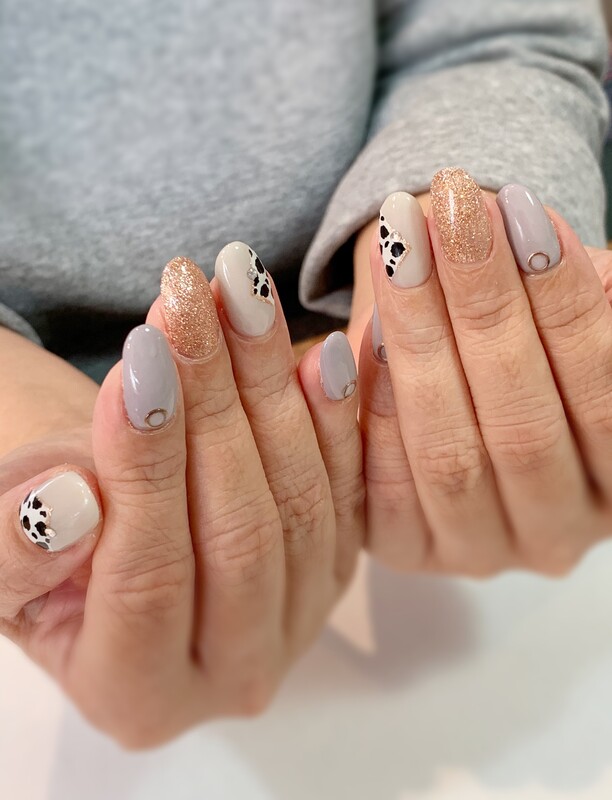 ニュアンスグレー×ダルメシアン柄。