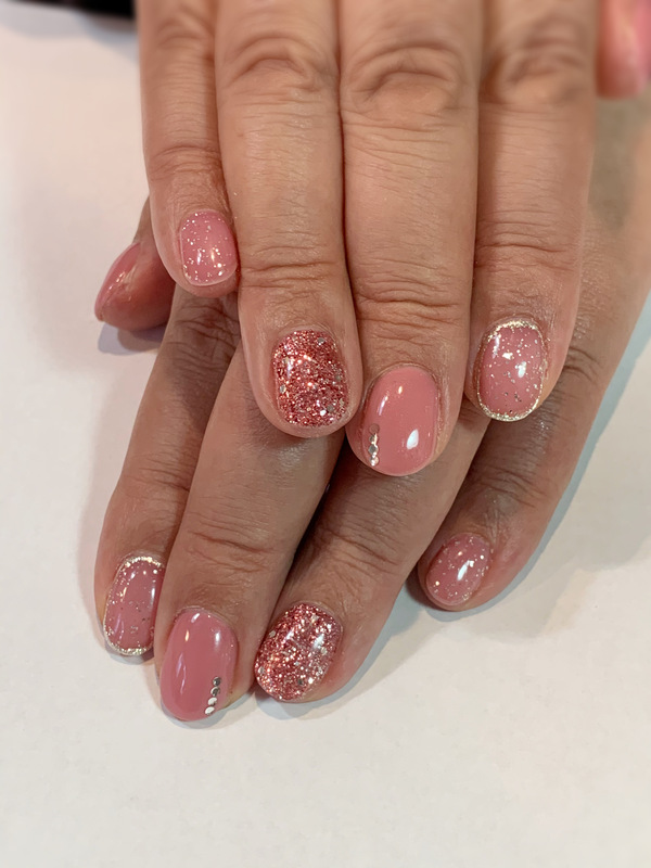 くすみピンク×グリッターネイル。
