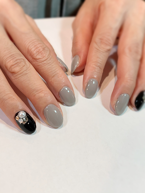 グレー×ブラック　ワンポイントネイル。